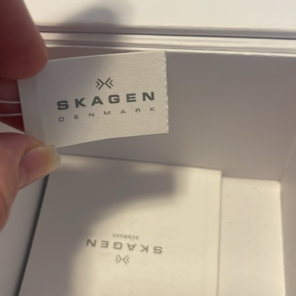 Skagen gold faced leather watch - Picture 3 of 4